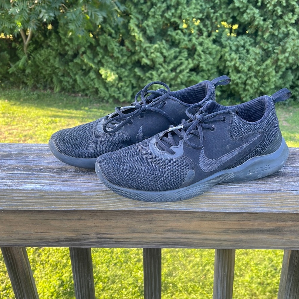 Size 9 black Nike flex sneakers